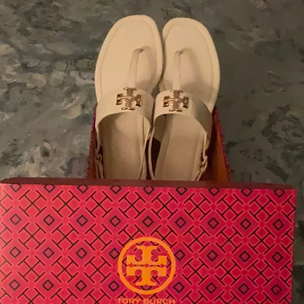 TORY BURCH Eleanor Thong Toe Logo Sandals GOAT LEATHER/Light cream size 8 - Picture 2 of 10